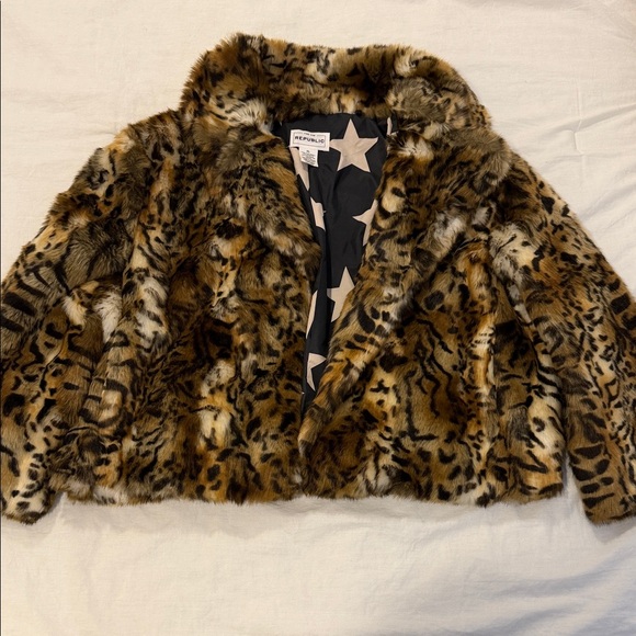Forever 21 Jackets & Blazers - Forever 21 Leopard Print Faux Fur Coat